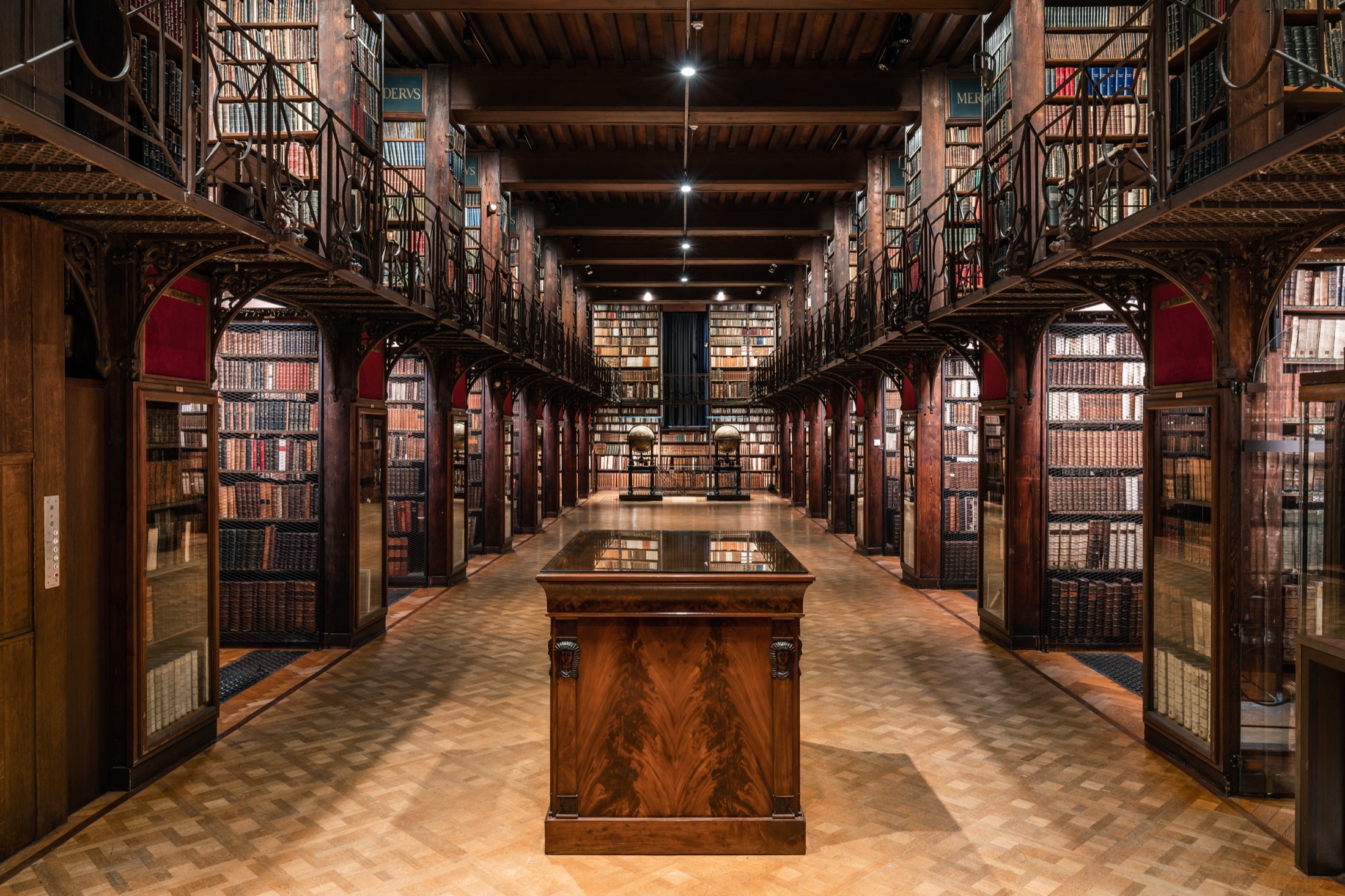 Nottebohmzaal met houten galerijen en historische boekencollectie