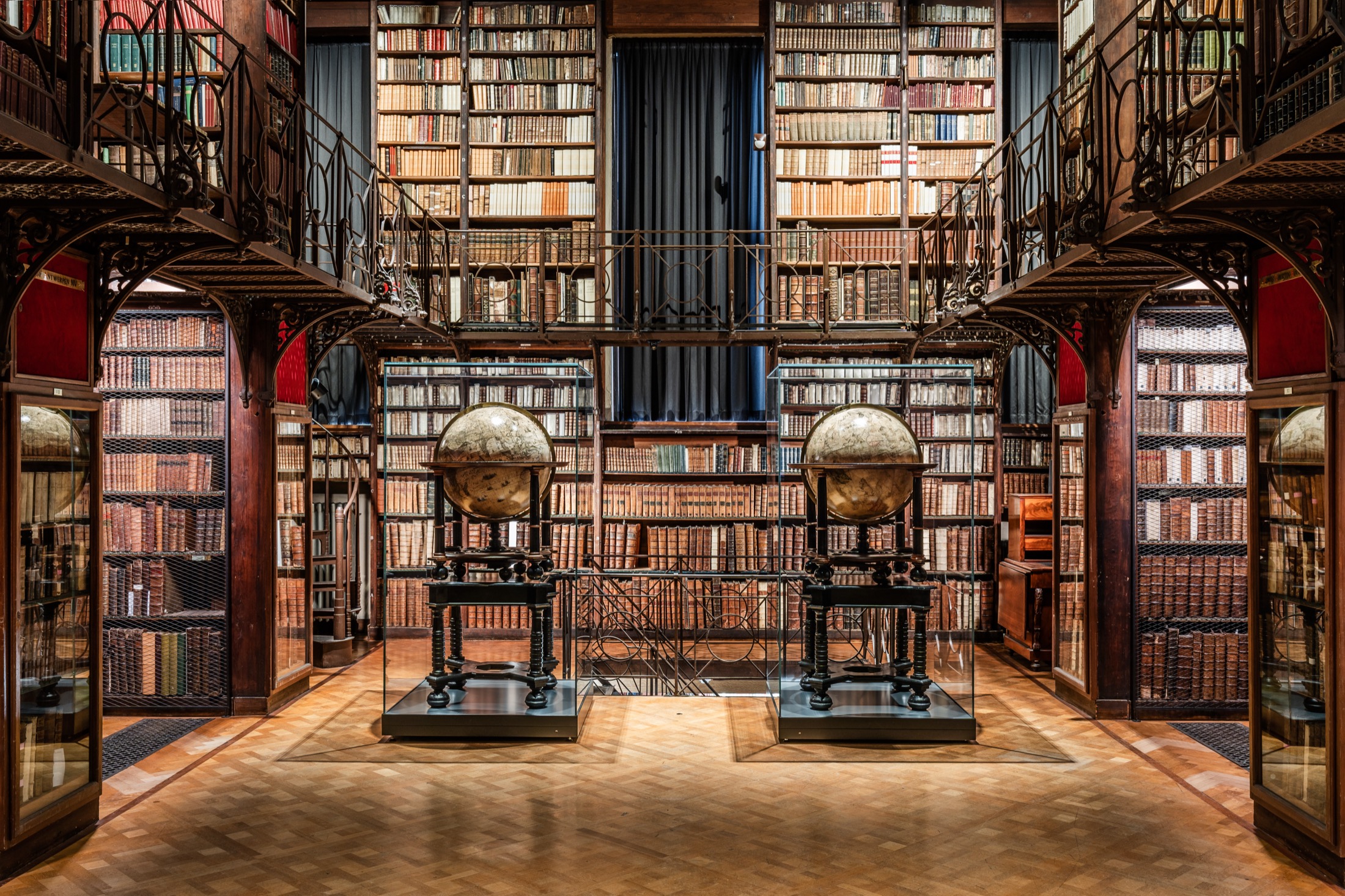 Historische globes en boekenkasten in de Nottebohmzaal