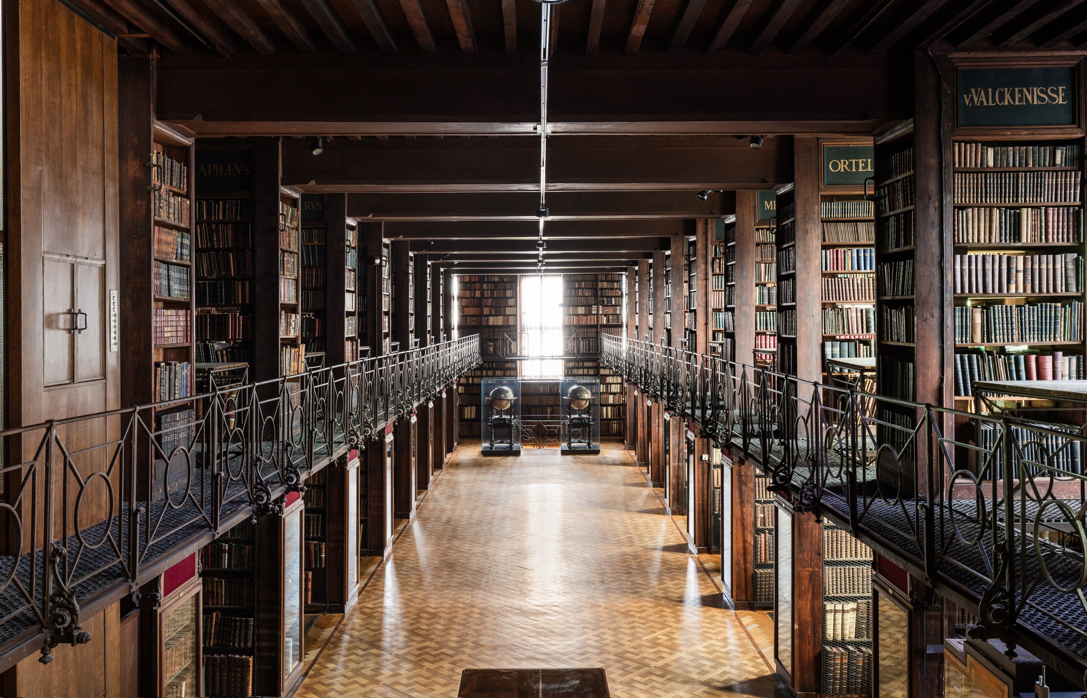 Bovenverdieping van de Nottebohmzaal in de Erfgoedbibliotheek Hendrik Conscience