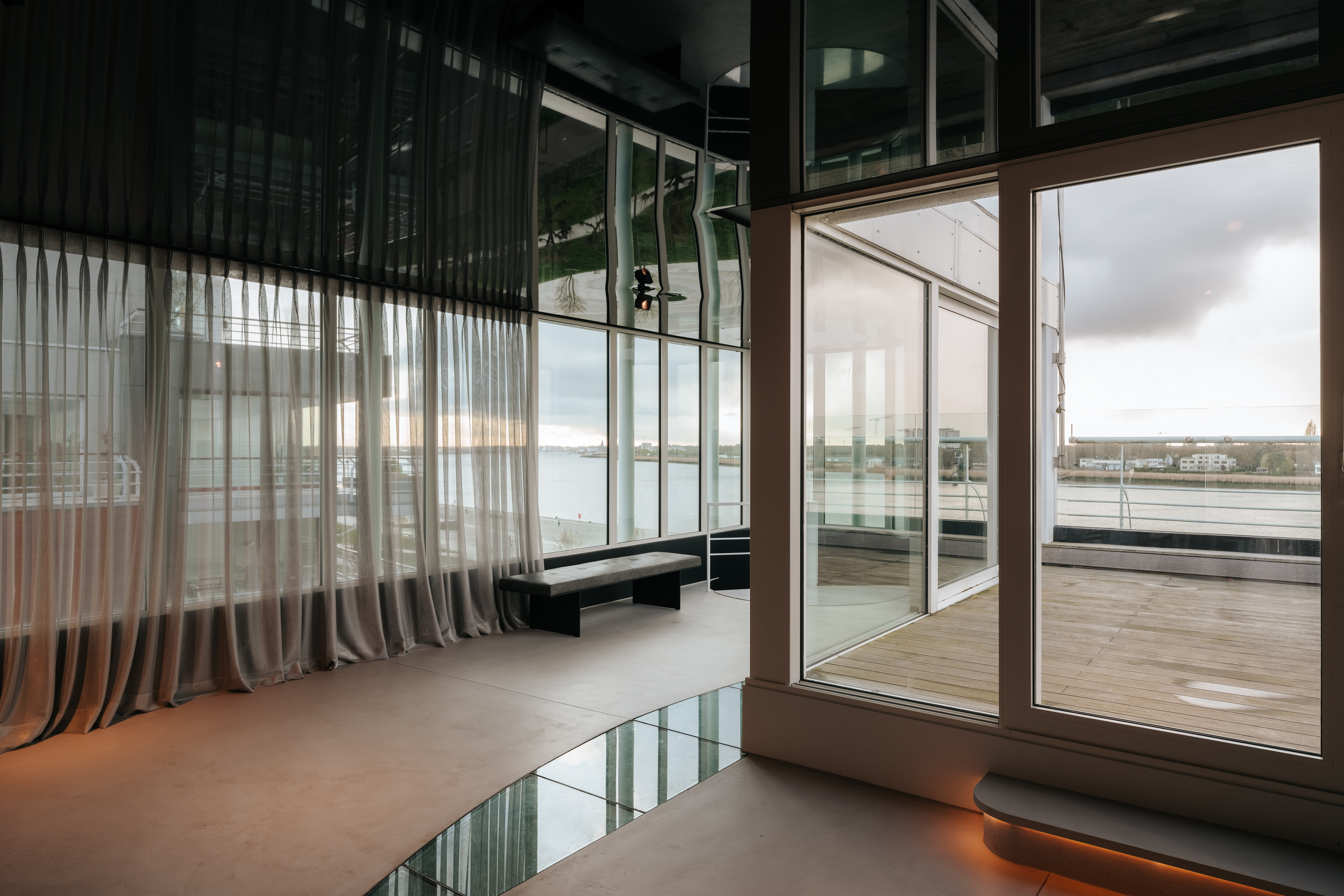 Interieur van het ZebraHuis met zicht op de Schelde